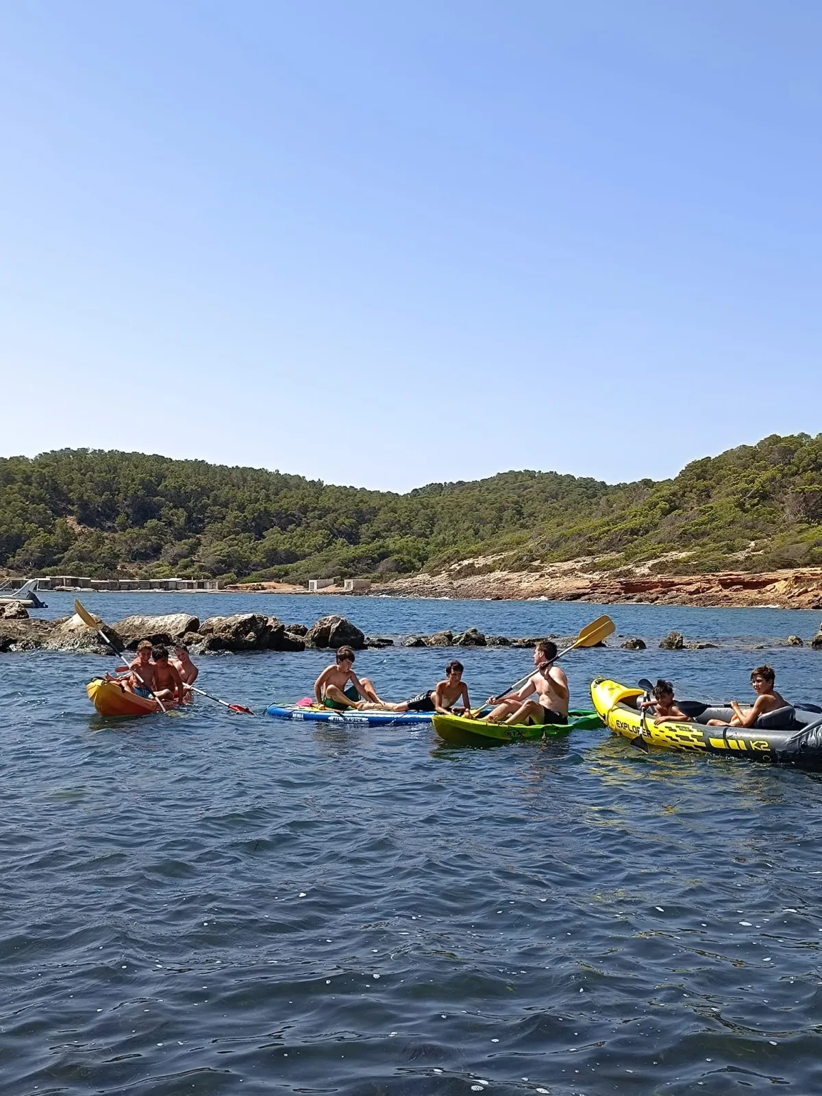 Escuela juvenil Level Up de Can Kairos haciendo kayak en Ibiza